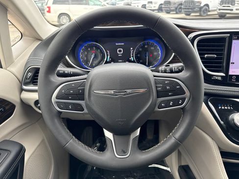 Used 2023 Chrysler Pacifica Limited AWD/4WD image 22