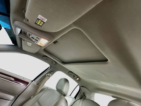 Used 2005 Lincoln Town Car Signature Limited RWD image 24