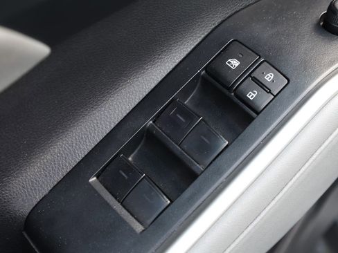 Used 2023 Toyota Highlander XLE FWD image 11