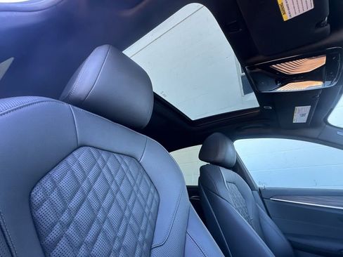 Used 2022 BMW 530e xDrive w/ Premium Package image 16