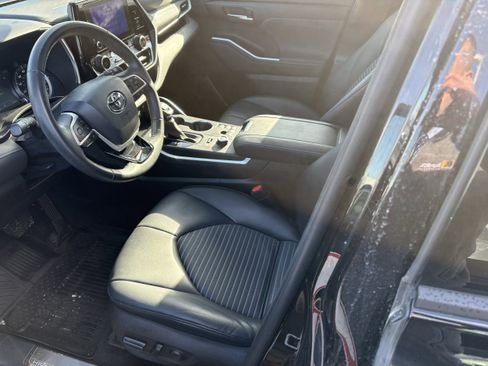 Certified 2023 Toyota Highlander XSE image 3
