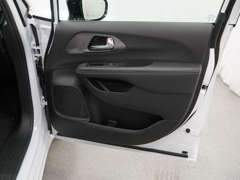 New 2026 Chrysler Pacifica Select image 30