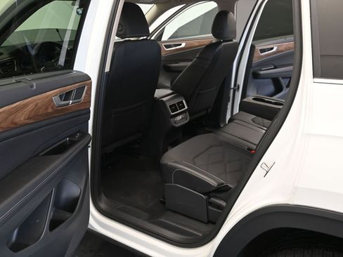 Used 2024 Volkswagen Atlas SE FWD image 11