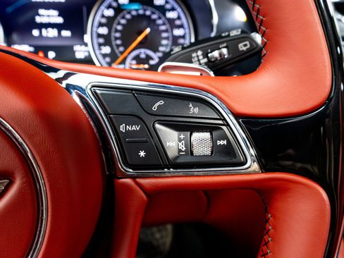 Used 2020 Bentley Bentayga V8 image 68
