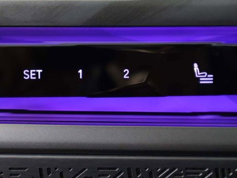 Used 2023 BMW 760i xDrive w/ Executive Package image 40