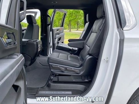 Used 2025 GMC Yukon XL Denali AWD/4WD image 38