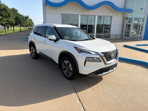 Used 2021 Nissan Rogue SV FWD image 2