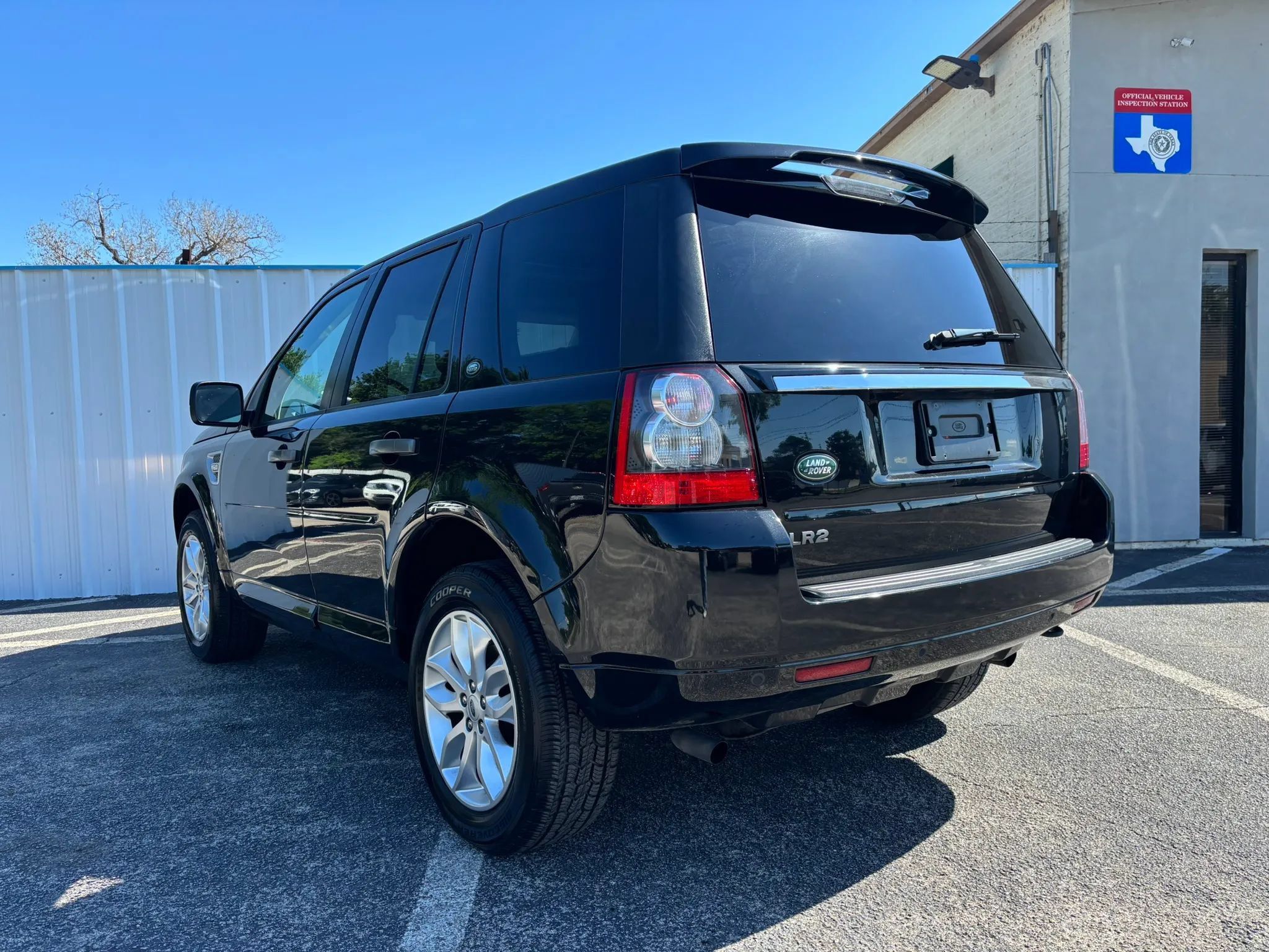 Used 2011 Land Rover LR2 HSE AWD/4WD image 3