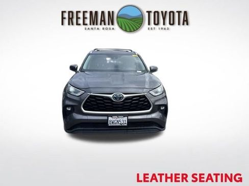 Used 2021 Toyota Highlander XLE FWD image 3