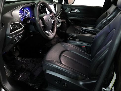 Used 2025 Chrysler Pacifica Select FWD image 12