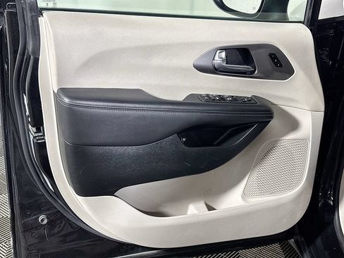 Used 2023 Chrysler Pacifica Touring-L FWD image 10