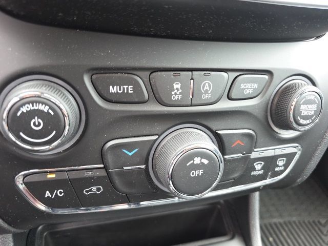 Used 2019 Jeep Cherokee Latitude Plus AWD/4WD image 3