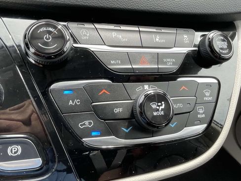 Used 2024 Chrysler Pacifica Touring-L FWD image 17