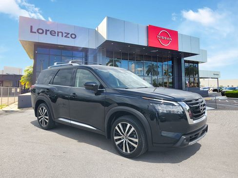 Certified 2024 Nissan Pathfinder Platinum w/ Cargo Package image 3