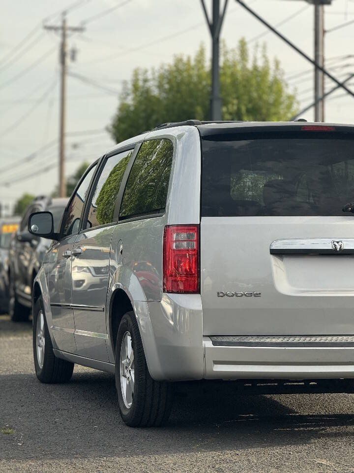 Used 2010 Dodge Grand Caravan SXT FWD image 4