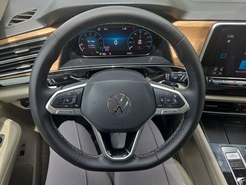 Used 2024 Volkswagen Atlas SE AWD/4WD image 21