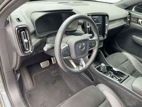 Used 2019 Volvo XC40 T5 R-Design image 4