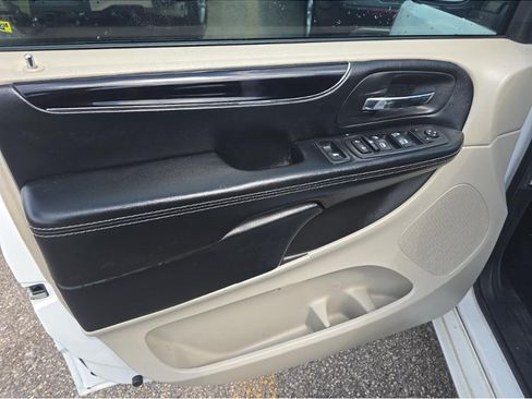 Used 2019 Dodge Grand Caravan SXT FWD image 9