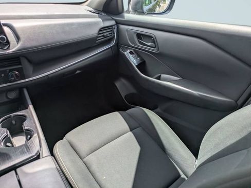 Used 2024 Nissan Rogue S FWD image 17