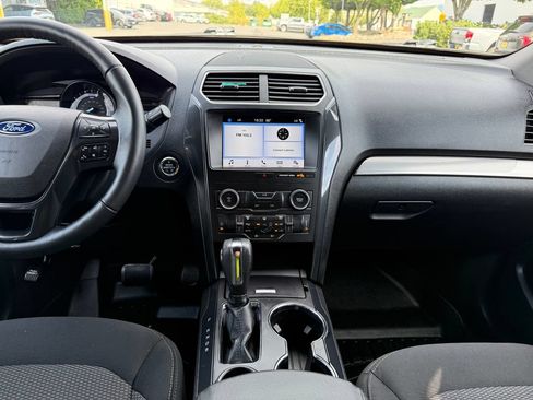 Used 2018 Ford Explorer XLT w/ Equipment Group 201A FWD image 24