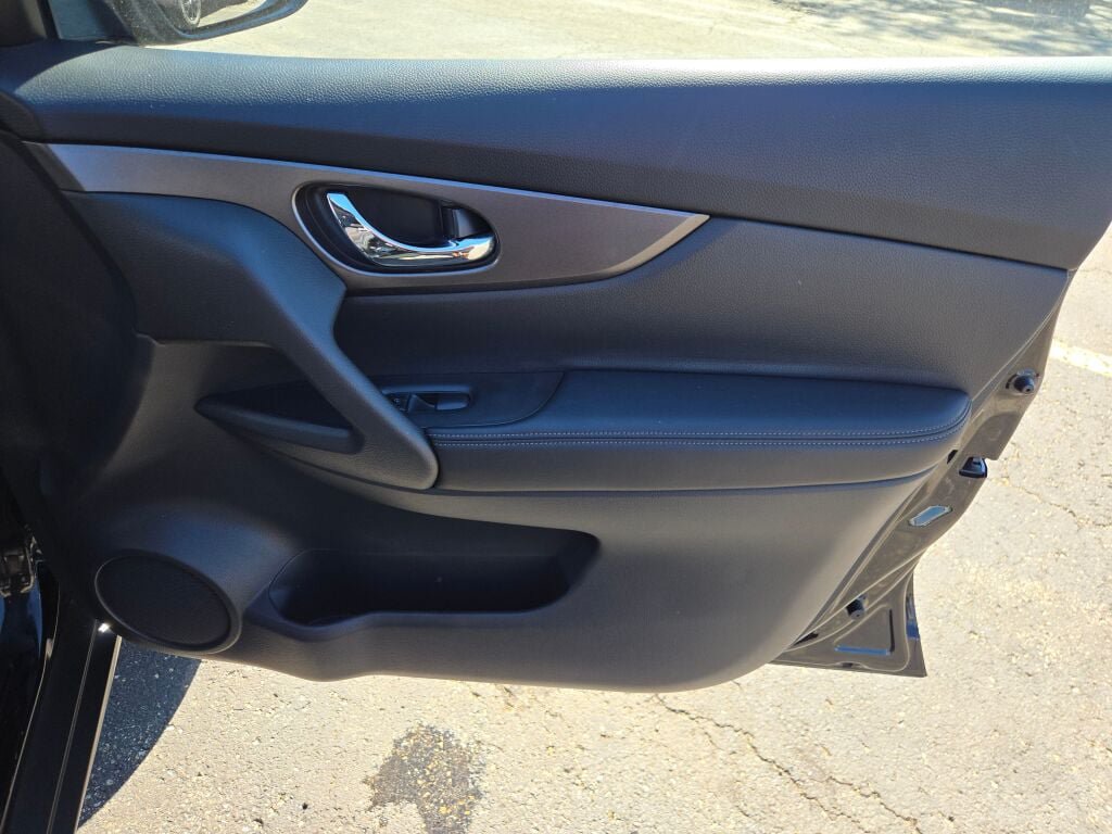 Used 2015 Nissan Rogue SV AWD/4WD image 4