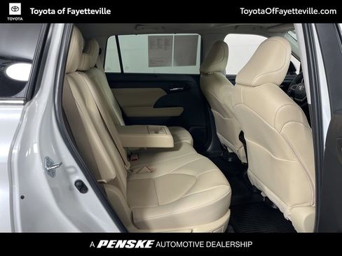 Used 2023 Toyota Highlander XLE image 9