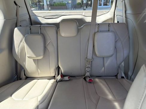 Used 2018 Chrysler Pacifica Touring-L FWD image 11