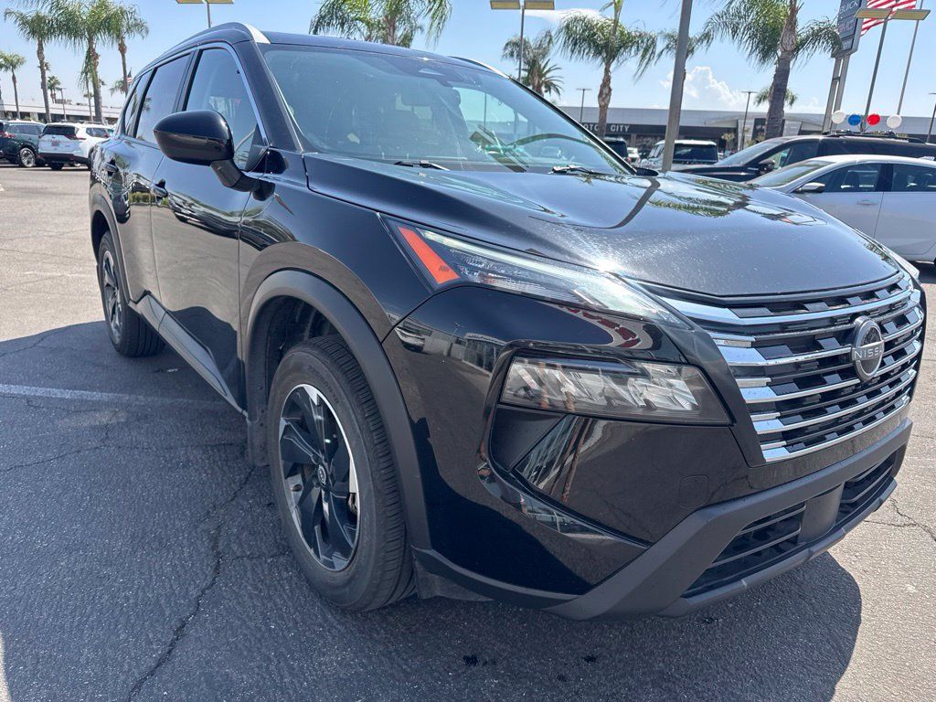 Used 2025 Nissan Rogue SV w/ SV Premium Package FWD image 5