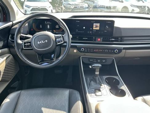 Used 2025 Kia Carnival FWD image 16