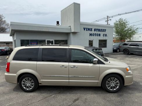 Used 2013 Chrysler Town & Country Touring-L w/ Driver Convenience Group image 3
