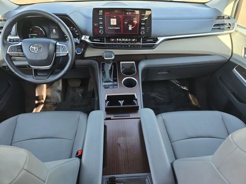 Used 2024 Toyota Sienna XLE FWD image 15