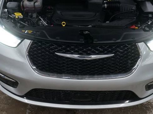 Used 2024 Chrysler Pacifica Touring-L image 68