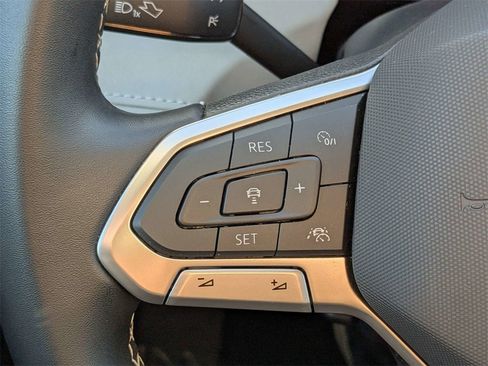 Used 2025 Volkswagen Taos SE image 27