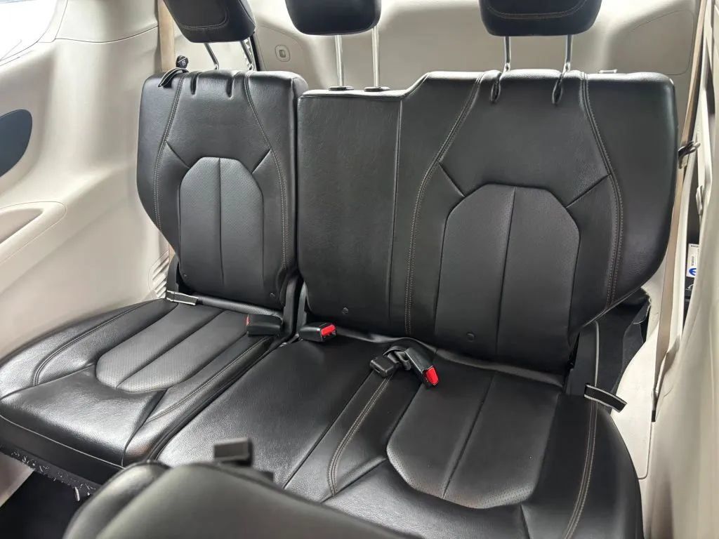 Used 2018 Chrysler Pacifica Touring-L FWD image 14
