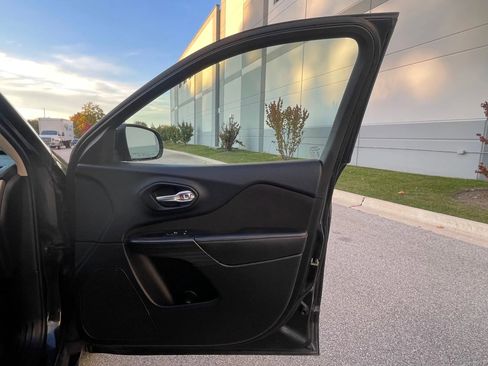 Used 2016 Jeep Cherokee Latitude w/ Cold Weather Group image 21