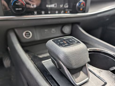 Used 2023 Nissan Rogue SV AWD/4WD image 18