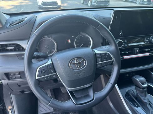 Used 2025 Toyota Highlander LE FWD image 29