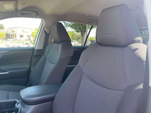 Used 2025 Toyota RAV4 XLE AWD/4WD image 19