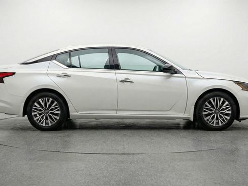 Used 2025 Nissan Altima 2.5 SV image 11