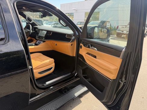 Used 2025 Jeep Grand Wagoneer Series III w/ Rear Seat Video Group 1 AWD/4WD image 18