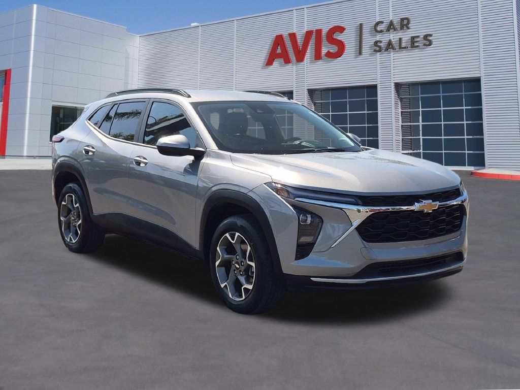 Used 2025 Chevrolet Trax LT w/ LT Convenience Package FWD image 3