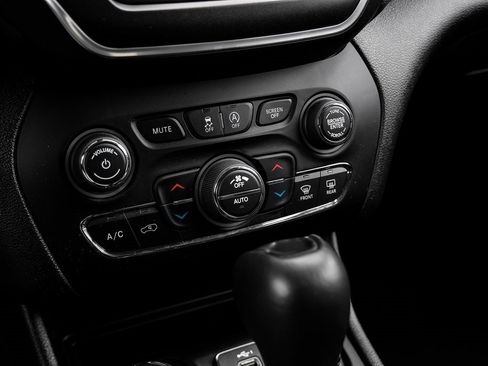 Used 2022 Jeep Cherokee Trailhawk image 34