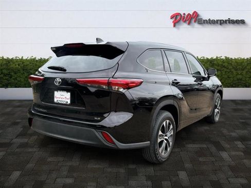 Used 2022 Toyota Highlander XLE image 7