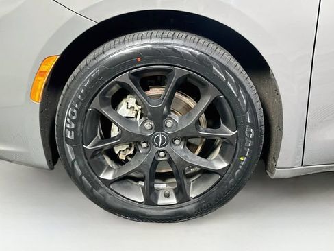 Used 2025 Chrysler Pacifica Limited FWD image 38