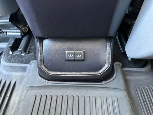 Used 2022 Toyota Highlander L image 17