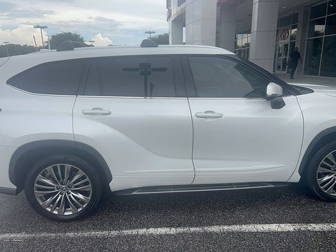 Used 2022 Toyota Highlander Platinum FWD image 4