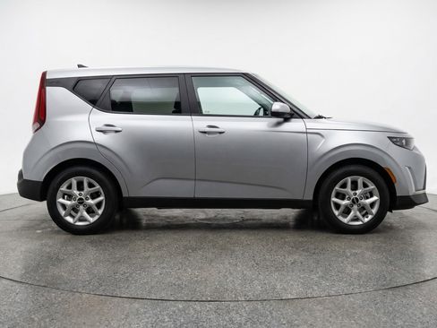 Used 2025 Kia Soul LX w/ LX Technology Package FWD image 11