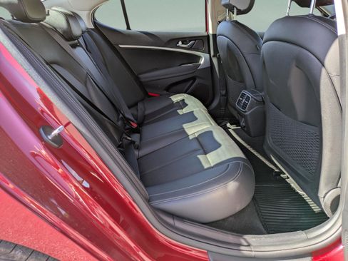 Used 2023 Genesis G70 2.0T image 13