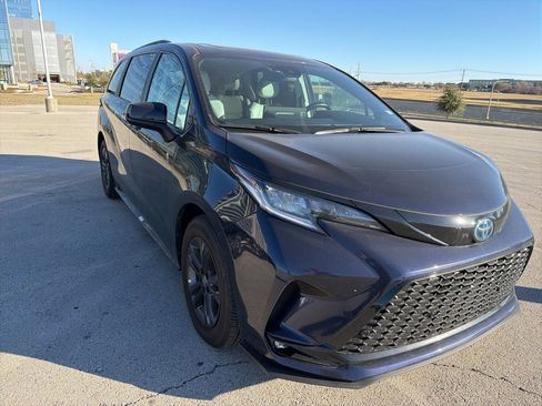 Used 2025 Toyota Sienna XSE image 13