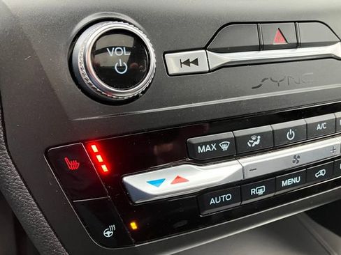 Used 2020 Ford Explorer XLT w/ Equipment Group 202A image 5